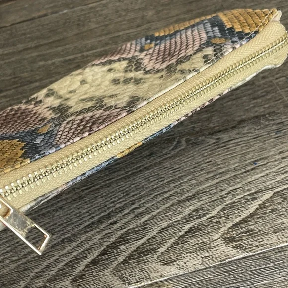 Caroline Hill Stylish Snake Print Crossbody/wristlet Bag. Pre-owned. Purse.